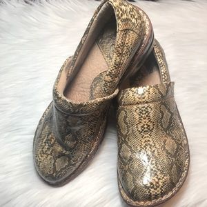 BOC clog, size 6.5, snakeskin print